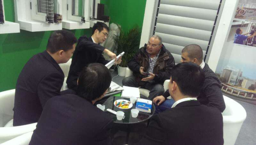 湘联股份商务代表在为客户细心讲解产品