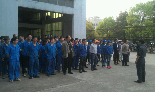 生产中心员工参加早会